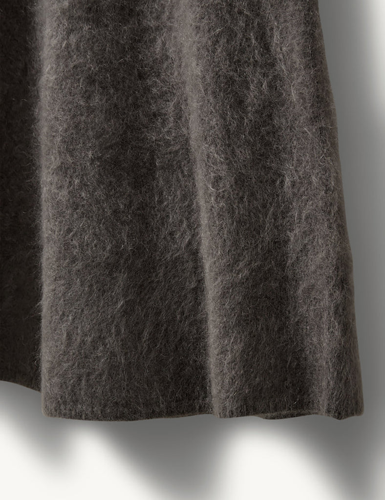 Bardzo długa, prosta sukienka Roma Grey Melange o długości do kostek. Jest delikatnie dopasowana do sylwetki, ale nie obcisła. Ma luźniejszy, swobodny charakter. Ma długie, wąskie rękawy oraz prosty dekolt. Wykonana z puszystej dzianiny z moheru. Zestaw ją ze szpilkami i delikatną biżuterią, aby uzyskać elegancki look lub z ciężkimi butami i noś ją na codzień.&nbsp;