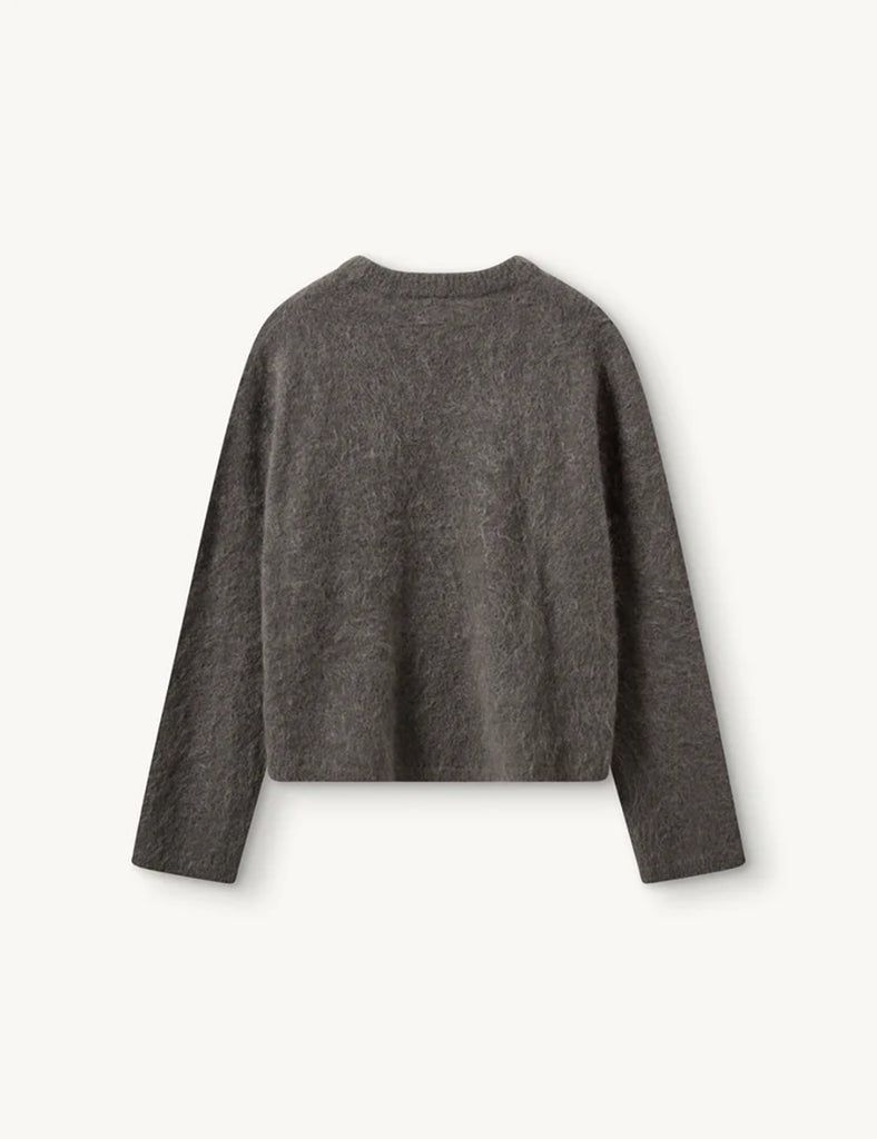 Bardzo miękki, oversizowy sweter Roma Grey Melange z okrągłym dekoltem i długimi, luźnymi rękawami. Wykonany z dzianiny z moherem. Idealny do spodni i spódnic z wysokim stanem.
