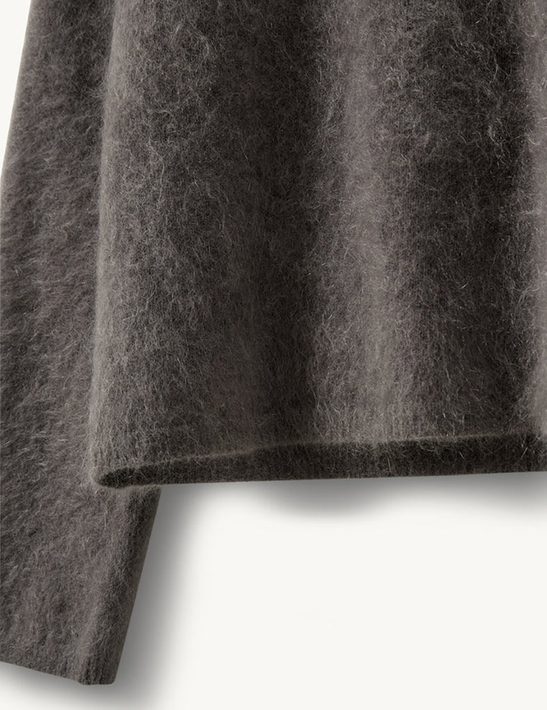 Bardzo miękki, oversizowy sweter Roma Grey Melange z okrągłym dekoltem i długimi, luźnymi rękawami. Wykonany z dzianiny z moherem. Idealny do spodni i spódnic z wysokim stanem.
