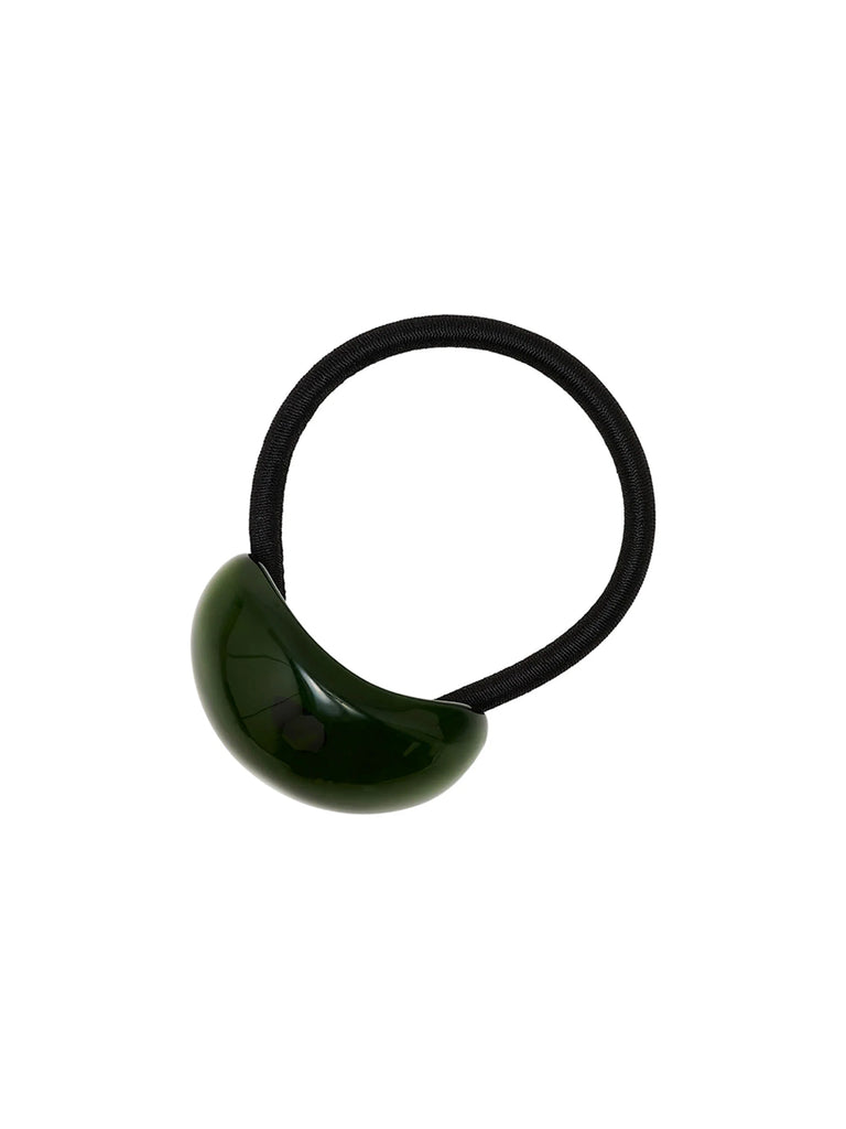 Cienka, elastyczna gumka do włosów Romy Pico Copenhagen z minimalistycznym, zielonym&nbsp;elementem o obłym kształcie wykonanym z żywicy syntetycznej.



Akcesoria do włosów nie podlegają zwrotom ani wymianom ze względów higienicznych