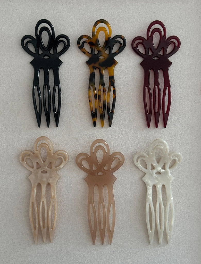 Spinka Rosita Pico Copenhagen łączy w sobie tradycyjny design z nowoczesnym minimalizmem. Idealny element stylizacji, który podkreśli elegancję i swobodę.&nbsp;

Akcesoria do włosów nie podlegają zwrotowi ani wymianie ze względów higienicznych.