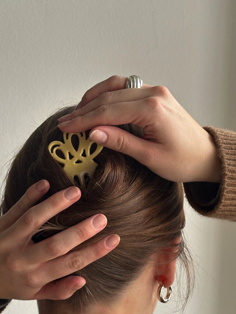 Spinka Rosita Pico Copenhagen łączy w sobie tradycyjny design z nowoczesnym minimalizmem. Idealny element stylizacji, który podkreśli elegancję i swobodę.&nbsp;

Akcesoria do włosów nie podlegają zwrotowi ani wymianie ze względów higienicznych.