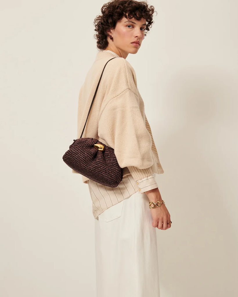 Luźny, krótki kardigan Rossato Fleur de Sel francuskiej marki Sessun z długimi rękawami z dopasowanymi mankietami i obniżoną linią ramion. Zapinany na guziki. Posiada naszywane kieszenie z przodu i dekolt w serek. Wykonany z dzianiny wełniano- kaszmirowej.&nbsp;