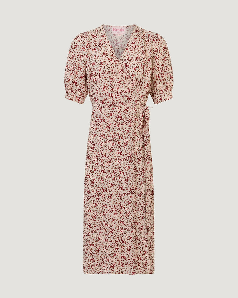 Zwiewna, kopertowa sukienka w kwiatowy print Rosalina Rouje z krótkimi, bufiastymi rękawami i trójkątnym dekoltem. Dopasowana i wiązana w talii za pomocą paska. Sukienka ma długość za kolana. 