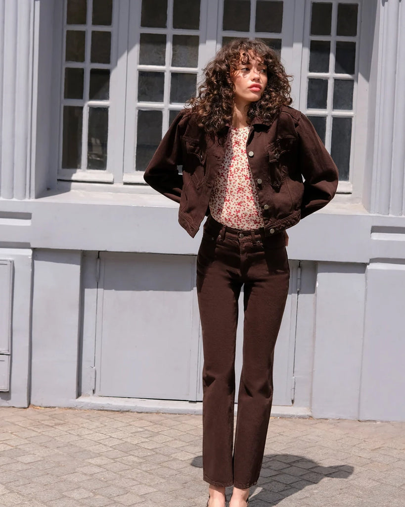 Brązowe jeansy z wysokim stanem i prostą nogawką Abbesse Rouje. Przylegające w biodrach. Posiadają pięć kieszeni. Zapinane na guziki