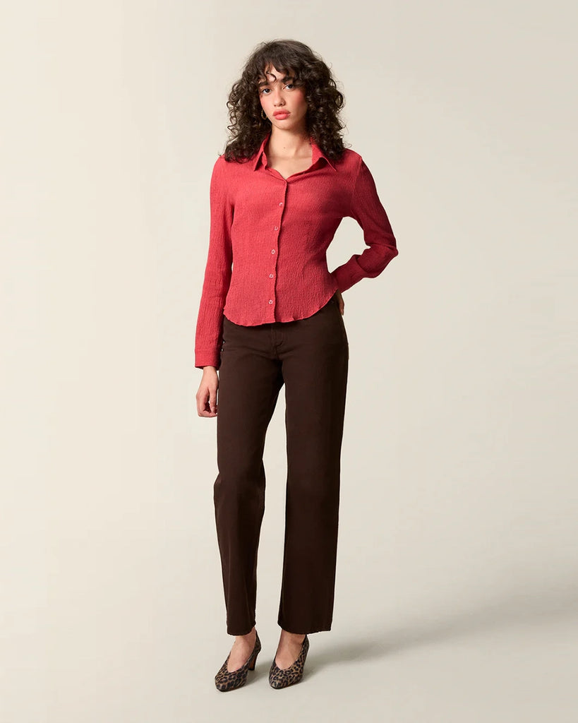 Brązowe jeansy z wysokim stanem i prostą nogawką Abbesse Rouje. Przylegające w biodrach. Posiadają pięć kieszeni. Zapinane na guziki