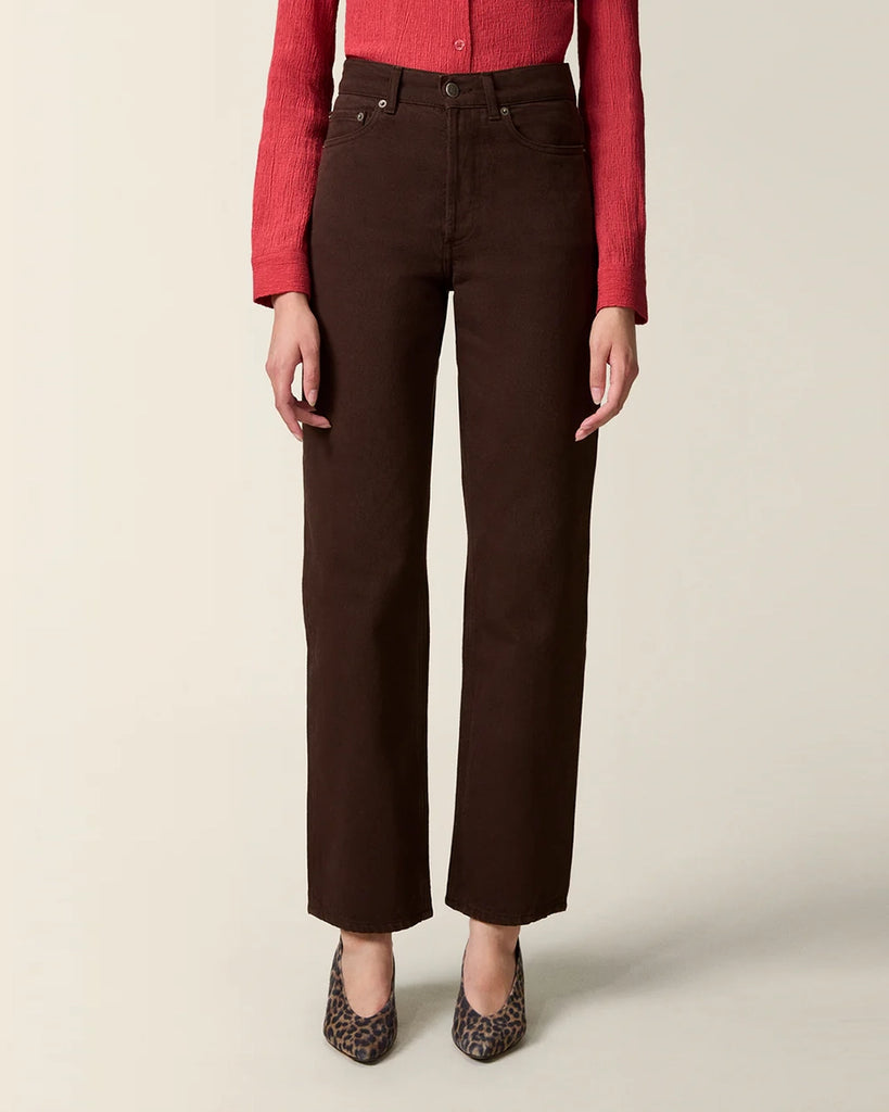 Brązowe jeansy z wysokim stanem i prostą nogawką Abbesse Rouje. Przylegające w biodrach. Posiadają pięć kieszeni. Zapinane na guziki