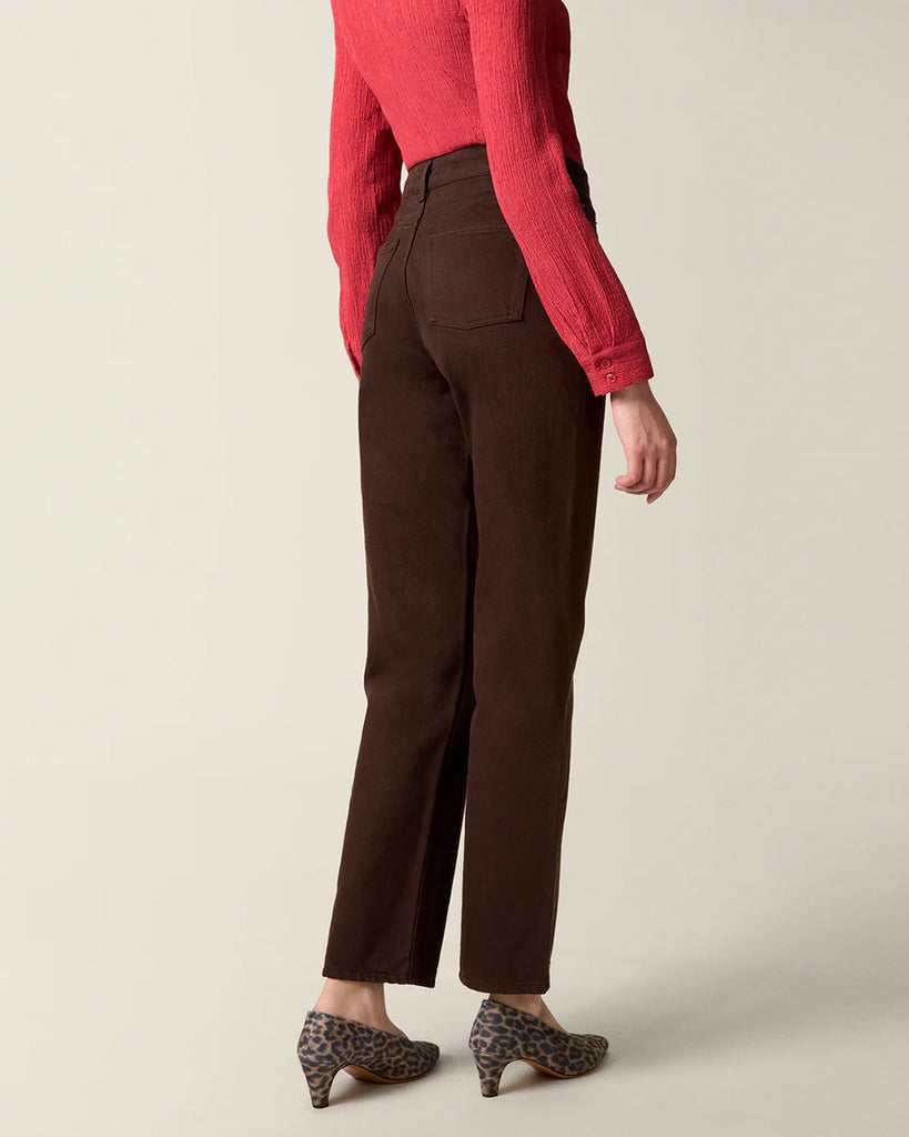 Brązowe jeansy z wysokim stanem i prostą nogawką Abbesse Rouje. Przylegające w biodrach. Posiadają pięć kieszeni. Zapinane na guziki