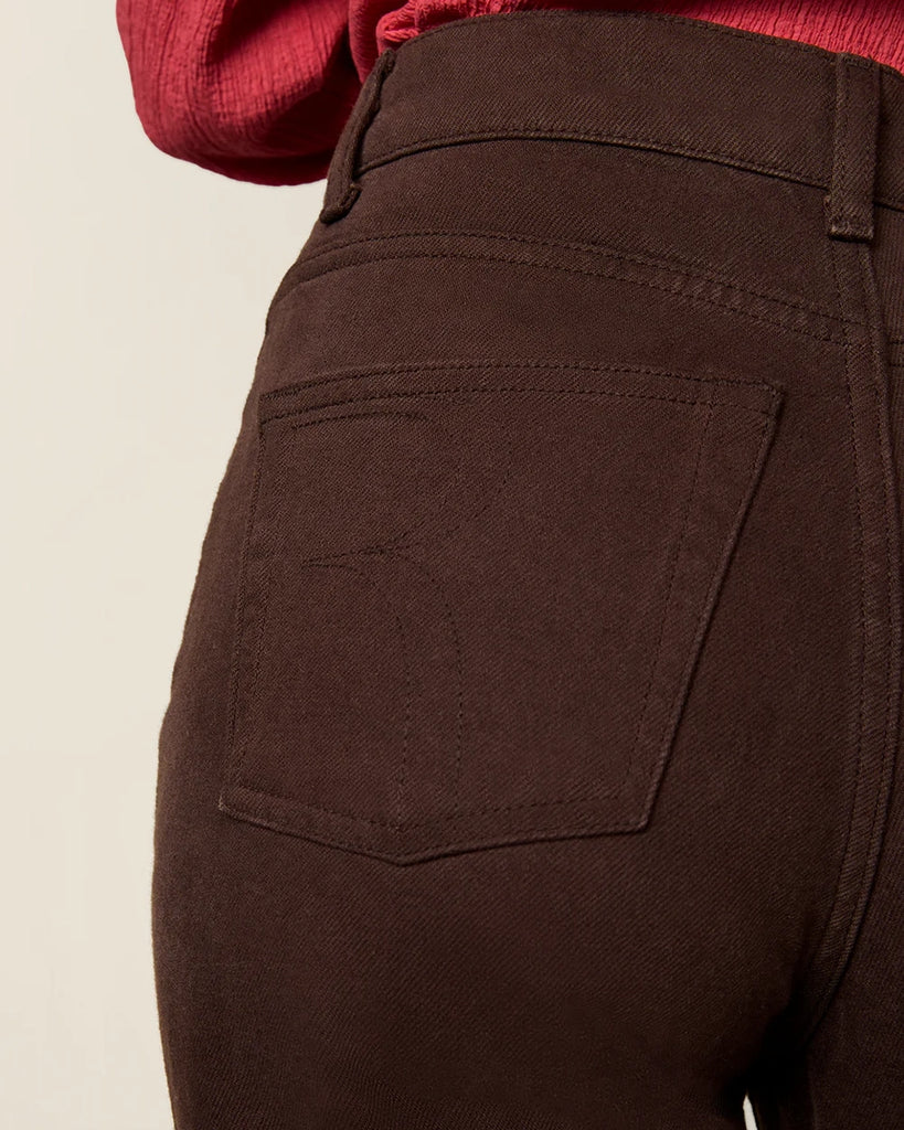 Brązowe jeansy z wysokim stanem i prostą nogawką Abbesse Rouje. Przylegające w biodrach. Posiadają pięć kieszeni. Zapinane na guziki