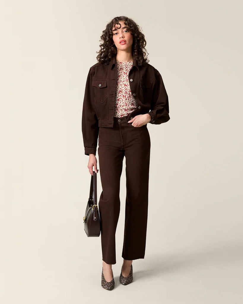 Brązowe jeansy z wysokim stanem i prostą nogawką Abbesse Rouje. Przylegające w biodrach. Posiadają pięć kieszeni. Zapinane na guziki