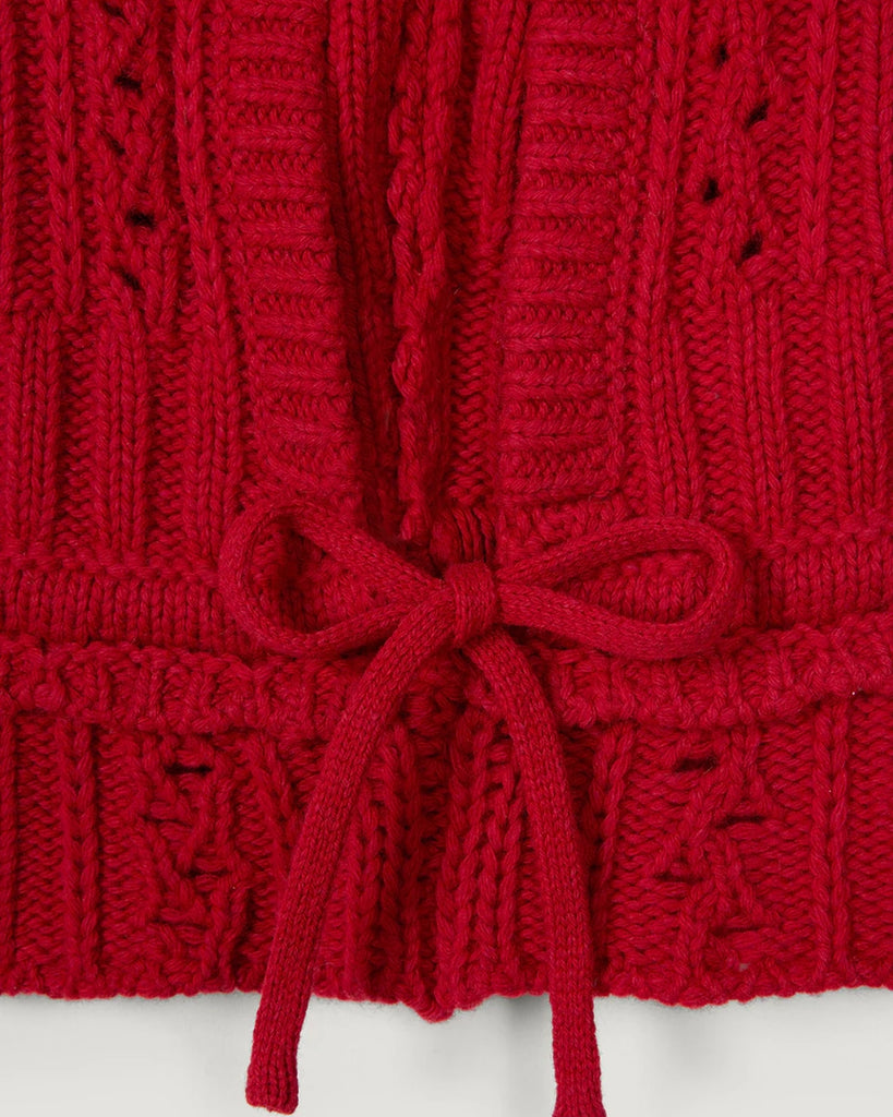 Czerwona, dzianinowa balaclava Amine Rouje. Wykonana z ciepłej dzianiny z wełną. Wiązana pod szyją na kokardkę.