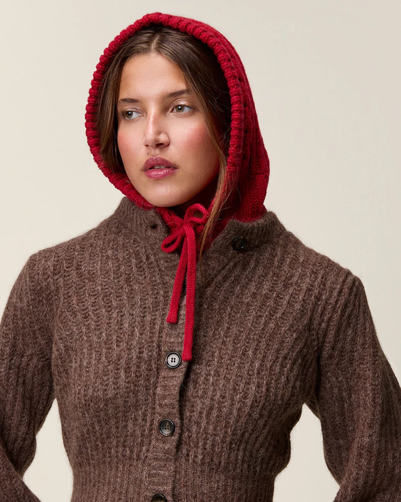 Czerwona, dzianinowa balaclava Amine Rouje. Wykonana z ciepłej dzianiny z wełną. Wiązana pod szyją na kokardkę.