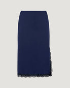 Elegancka, satynowa spódnica midi z wysokim stanem Apollina Rouje. Wykończona zmysłową koronką. Z boku, na biodrach zapinana na zamek błyskawiczny. U dołu, po lewej stronie ma niewielkie rozcięcie. Wykonana ze śliskiej, zwiewnej tkaniny z jedwabiem.