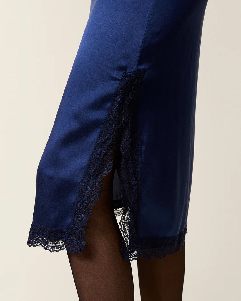 Elegancka, satynowa spódnica midi z wysokim stanem Apollina Rouje. Wykończona zmysłową koronką. Z boku, na biodrach zapinana na zamek błyskawiczny. U dołu, po lewej stronie ma niewielkie rozcięcie. Wykonana ze śliskiej, zwiewnej tkaniny z jedwabiem.