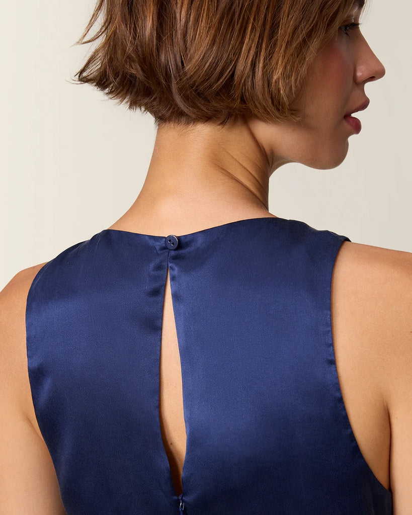 Elegancki, satynowy top na szerokich ramiączkach Opal Rouje z głębokim, trójkątnym dekoltem obszytym zmysłową koronką. Odcięta pod biustem. Z tyłu, przy szyi zapinana na guzik. Na plecach posiada niewielkie rozcięcie i zapięcie na zamek błyskawiczny. Wykonana ze śliskiej tkaniny z jedwabiem.