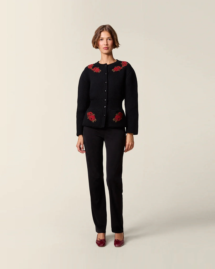 Czarny kardigan z efektownymi, haftowanymi kwiatami Atlas Rouje. Posiada okrągły dekolt, długie rękawy, dwie, przednie kieszenie i wcięcie w talii. Zapinany na guziki.