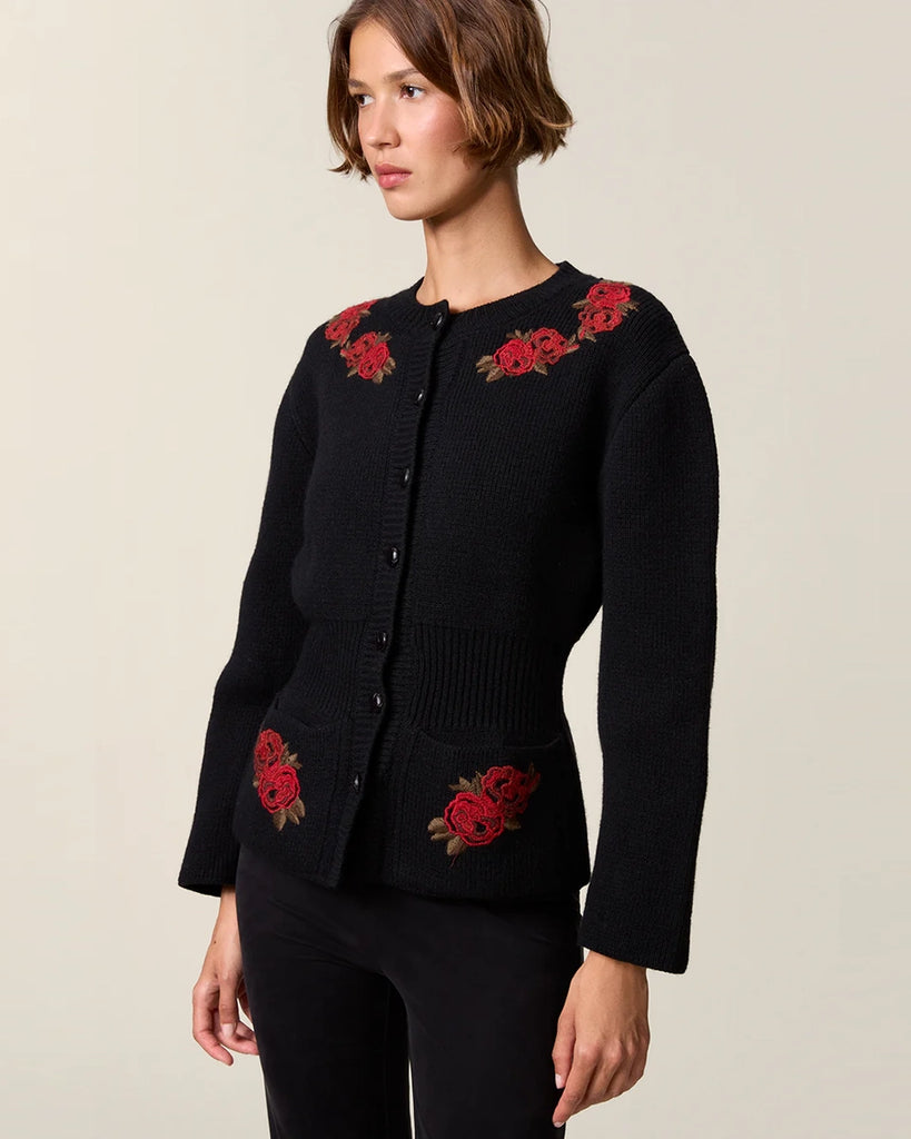 Czarny kardigan z efektownymi, haftowanymi kwiatami Atlas Rouje. Posiada okrągły dekolt, długie rękawy, dwie, przednie kieszenie i wcięcie w talii. Zapinany na guziki.