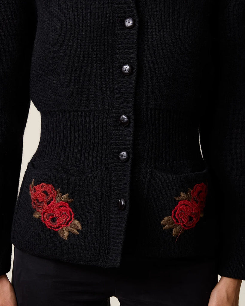 Czarny kardigan z efektownymi, haftowanymi kwiatami Atlas Rouje. Posiada okrągły dekolt, długie rękawy, dwie, przednie kieszenie i wcięcie w talii. Zapinany na guziki.