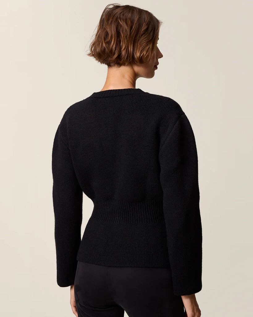 Czarny kardigan z efektownymi, haftowanymi kwiatami Atlas Rouje. Posiada okrągły dekolt, długie rękawy, dwie, przednie kieszenie i wcięcie w talii. Zapinany na guziki.