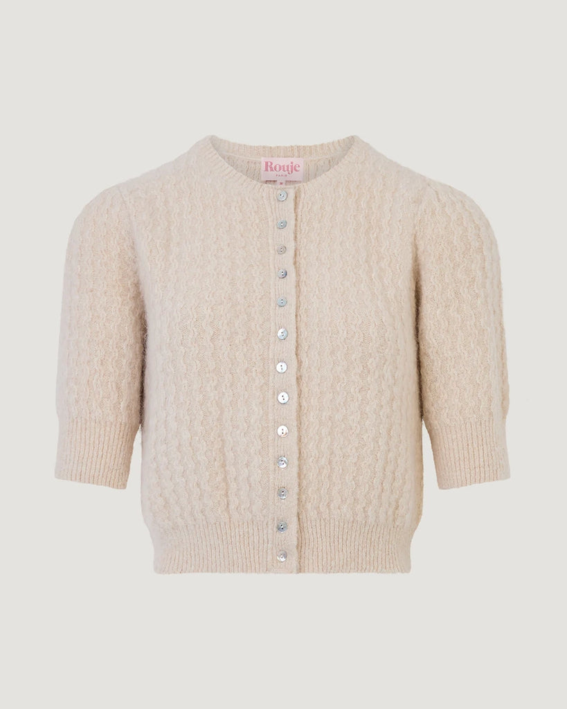 Krótki kardigan z bufiastymi rękawami przed łokieć Cassia Rouje. Posiada okrągły dekolt. Zapinany na drobne guziki z masy perłowej. Sweter ma prosty krój i jest wykończony ściągaczami.