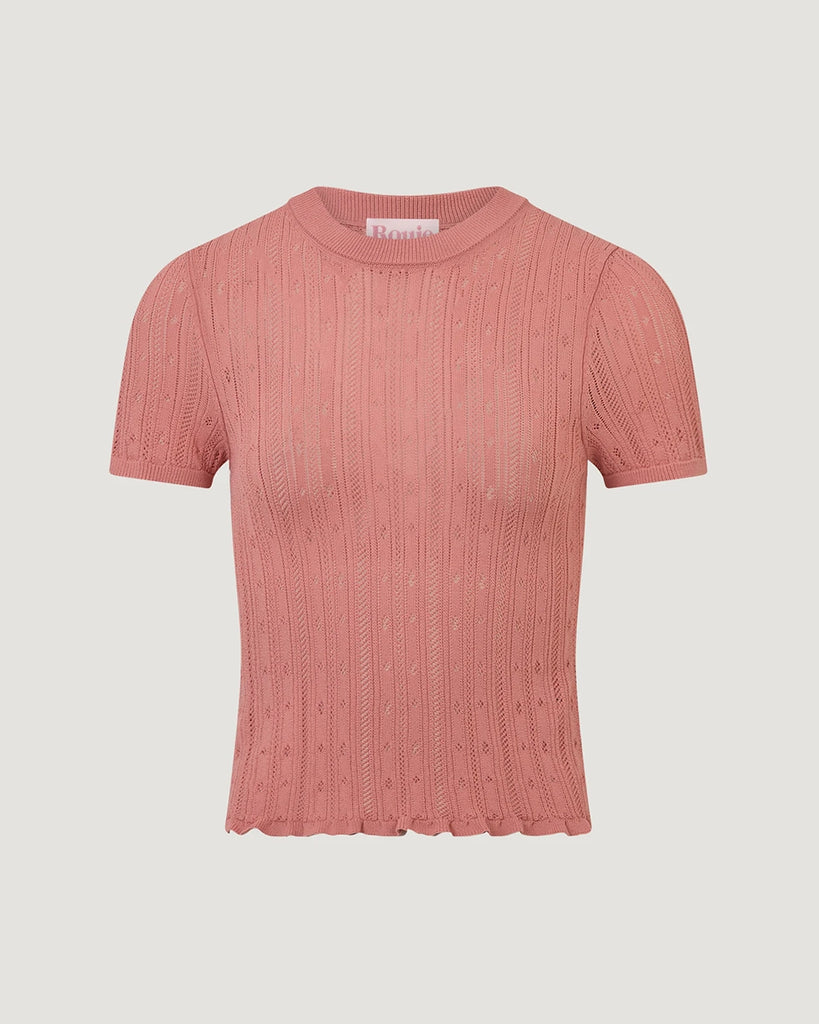 Cienka, dzianinowa bluzka Hugo Rouje z okrągłym dekoltem i krótkim rękawem. Wykonana z ażurowej, lekko prześwitującej tkaniny z wiskozą. U dołu wykończona falbanką.