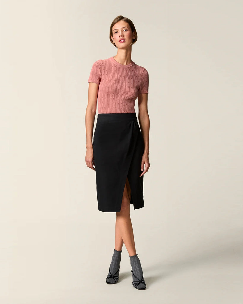 Cienka, dzianinowa bluzka Hugo Rouje z okrągłym dekoltem i krótkim rękawem. Wykonana z ażurowej, lekko prześwitującej tkaniny z wiskozą. U dołu wykończona falbanką.