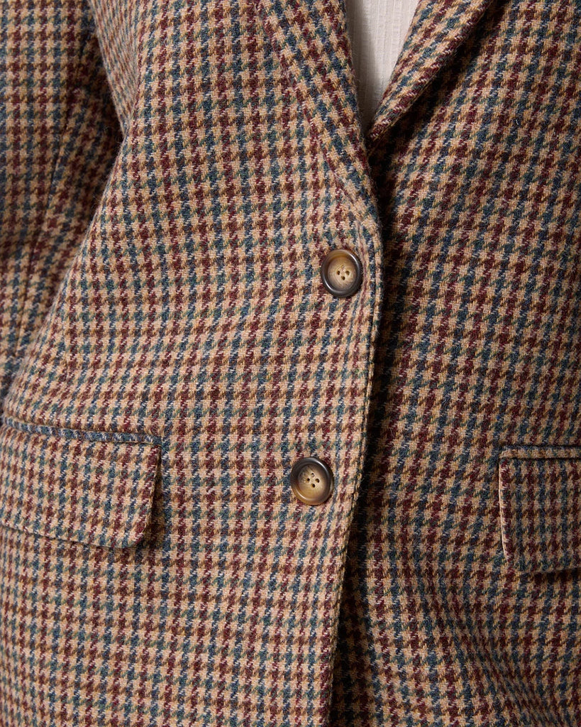 Klasyczna, jednorzędowa, wełniana marynarka w pepitkę Jacques Rouje o prostym kroju i długości za biodra. Zapinana na dwa guziki imitujące poroże. Marynarka ma klapy i trójkątny dekolt. Posiada dwie, przednie kieszenie z klapkami, niewielkie rozcięcie z tyłu i podszewkę