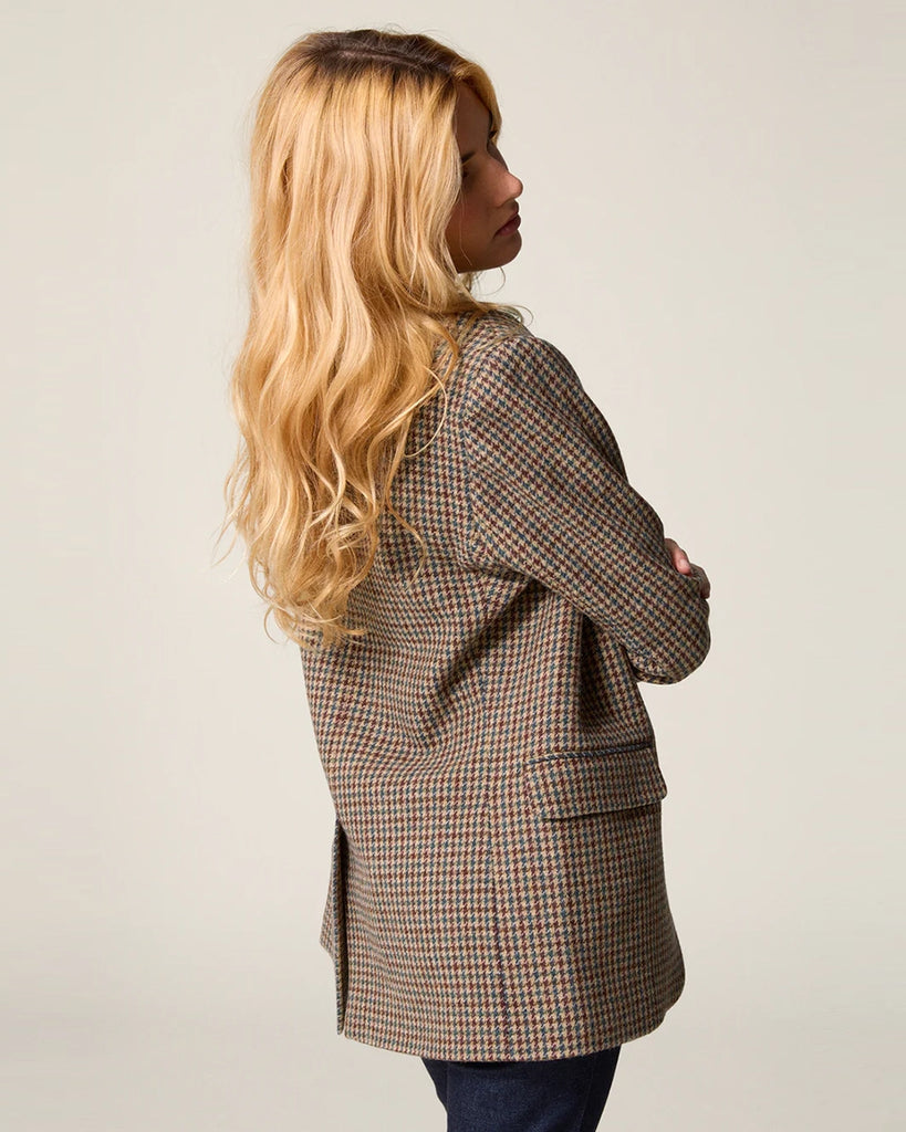 Klasyczna, jednorzędowa, wełniana marynarka w pepitkę Jacques Rouje o prostym kroju i długości za biodra. Zapinana na dwa guziki imitujące poroże. Marynarka ma klapy i trójkątny dekolt. Posiada dwie, przednie kieszenie z klapkami, niewielkie rozcięcie z tyłu i podszewkę