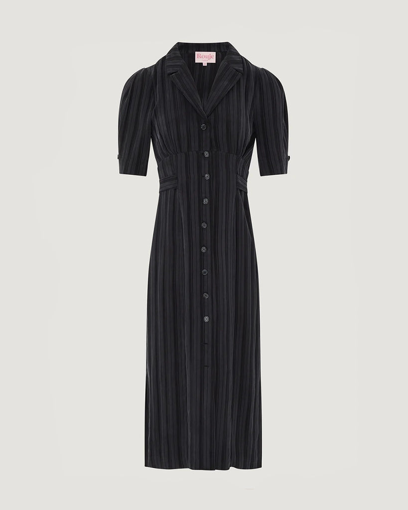 Czarna sukienka midi w paski Laureline Rouje z krótkimi, bufiastymi rękawami, trójkątnym dekoltem i kołnierzykiem. Zapinana na guziki. Dopasowana i wiązana z tyłu w talii za pomocą paska. Sukienka ma długość do połowy łydki.