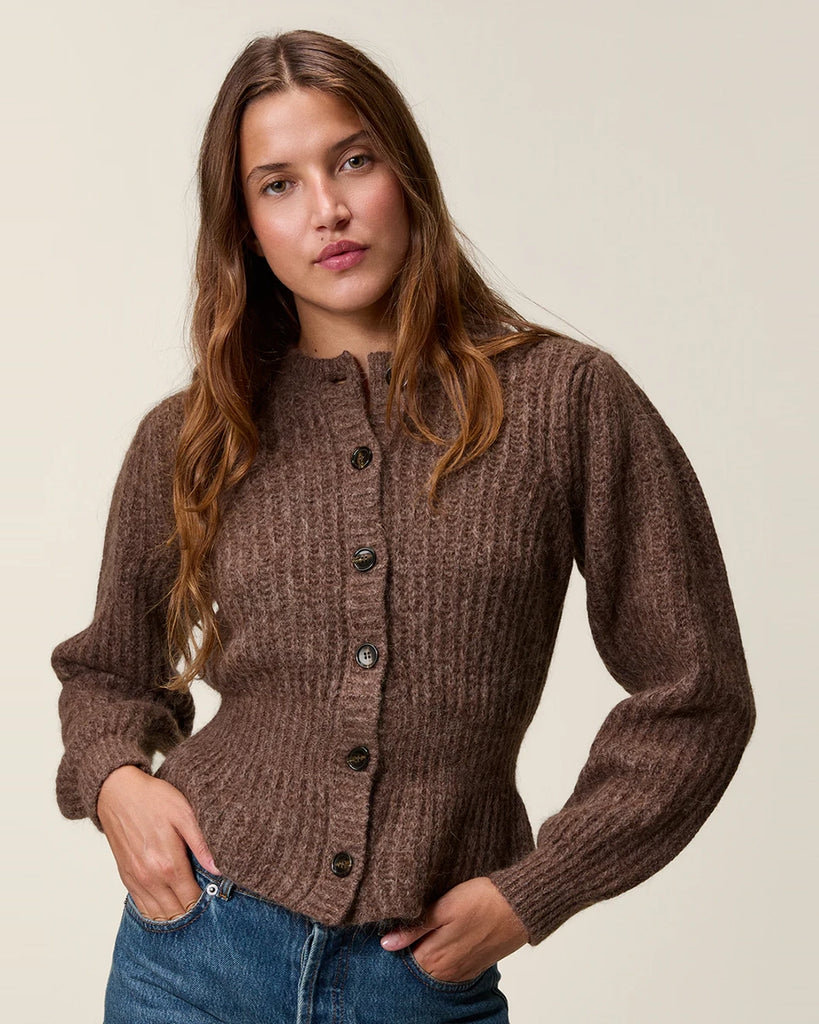 Ciepły, brązowy kardigan Lisia Rouje z okrągłym dekoltem i luźnymi, długimi rękawami. Zwężany i dopasowany w talii. Zapinany na guziki. Wykonany z grubej dzianiny z wełną i kaszmirem z prążkowaną fakturą.