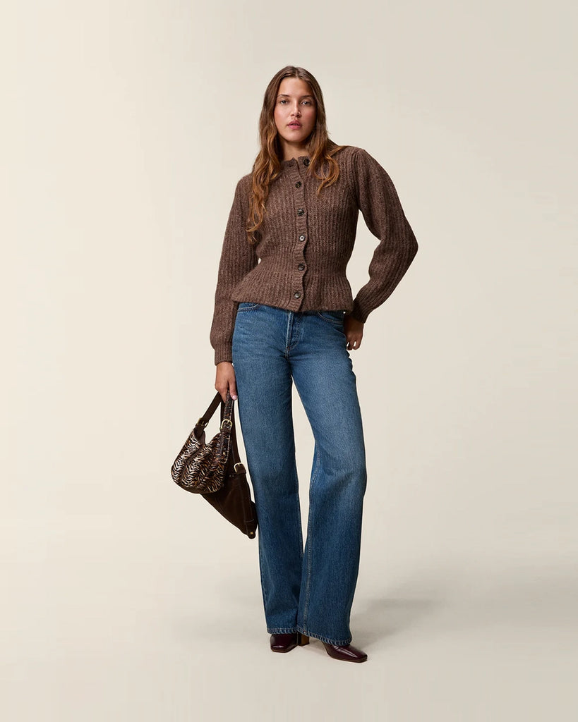 Ciepły, brązowy kardigan Lisia Rouje z okrągłym dekoltem i luźnymi, długimi rękawami. Zwężany i dopasowany w talii. Zapinany na guziki. Wykonany z grubej dzianiny z wełną i kaszmirem z prążkowaną fakturą.