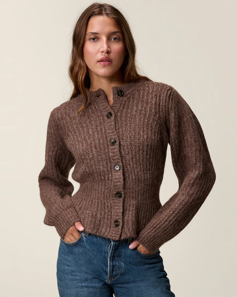Ciepły, brązowy kardigan Lisia Rouje z okrągłym dekoltem i luźnymi, długimi rękawami. Zwężany i dopasowany w talii. Zapinany na guziki. Wykonany z grubej dzianiny z wełną i kaszmirem z prążkowaną fakturą.