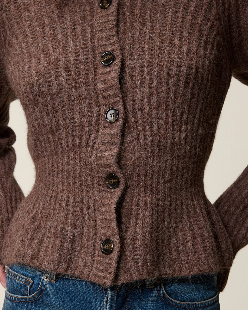 Ciepły, brązowy kardigan Lisia Rouje z okrągłym dekoltem i luźnymi, długimi rękawami. Zwężany i dopasowany w talii. Zapinany na guziki. Wykonany z grubej dzianiny z wełną i kaszmirem z prążkowaną fakturą.