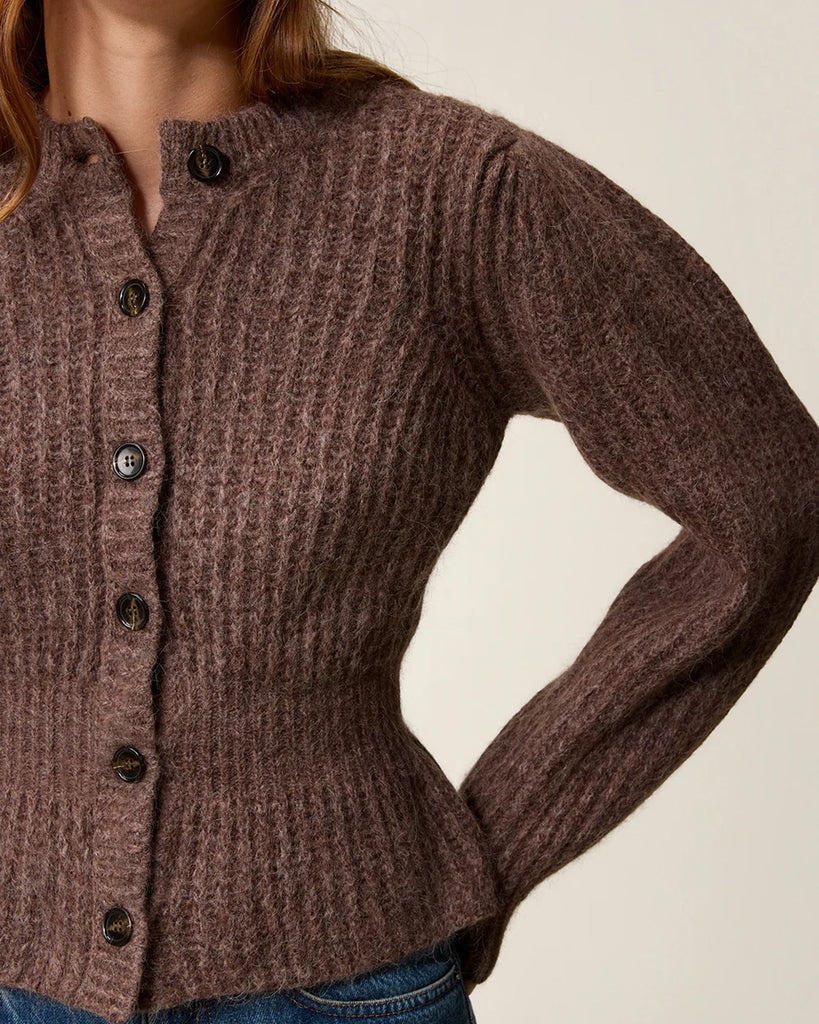 Ciepły, brązowy kardigan Lisia Rouje z okrągłym dekoltem i luźnymi, długimi rękawami. Zwężany i dopasowany w talii. Zapinany na guziki. Wykonany z grubej dzianiny z wełną i kaszmirem z prążkowaną fakturą.