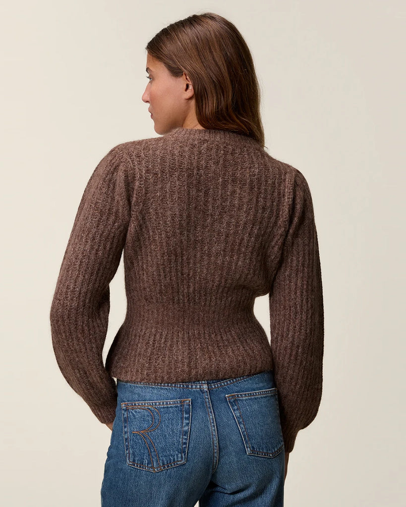 Ciepły, brązowy kardigan Lisia Rouje z okrągłym dekoltem i luźnymi, długimi rękawami. Zwężany i dopasowany w talii. Zapinany na guziki. Wykonany z grubej dzianiny z wełną i kaszmirem z prążkowaną fakturą.