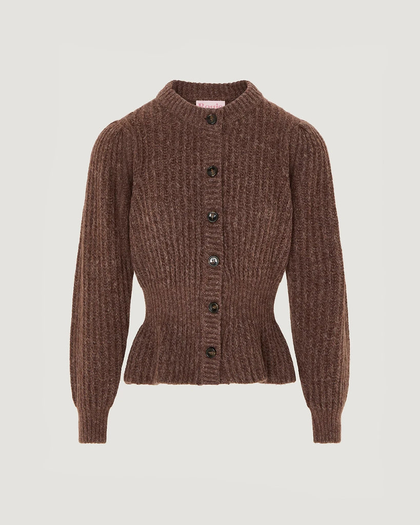 Ciepły, brązowy kardigan Lisia Rouje z okrągłym dekoltem i luźnymi, długimi rękawami. Zwężany i dopasowany w talii. Zapinany na guziki. Wykonany z grubej dzianiny z wełną i kaszmirem z prążkowaną fakturą.