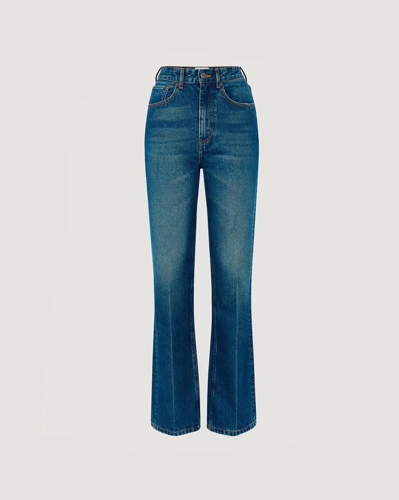 Granatowe jeansy o kobiecym fasonie Madeleine Rouje z wysokim stanem i rozszerzaną u dołu nogawką. Dopasowane w biodrach i udach. Posiadają pięć kieszeni. Nad lewą kieszenią znajduje się niewielka, haftowana litera R. Zapinane na zamek błyskawiczny i guzik.