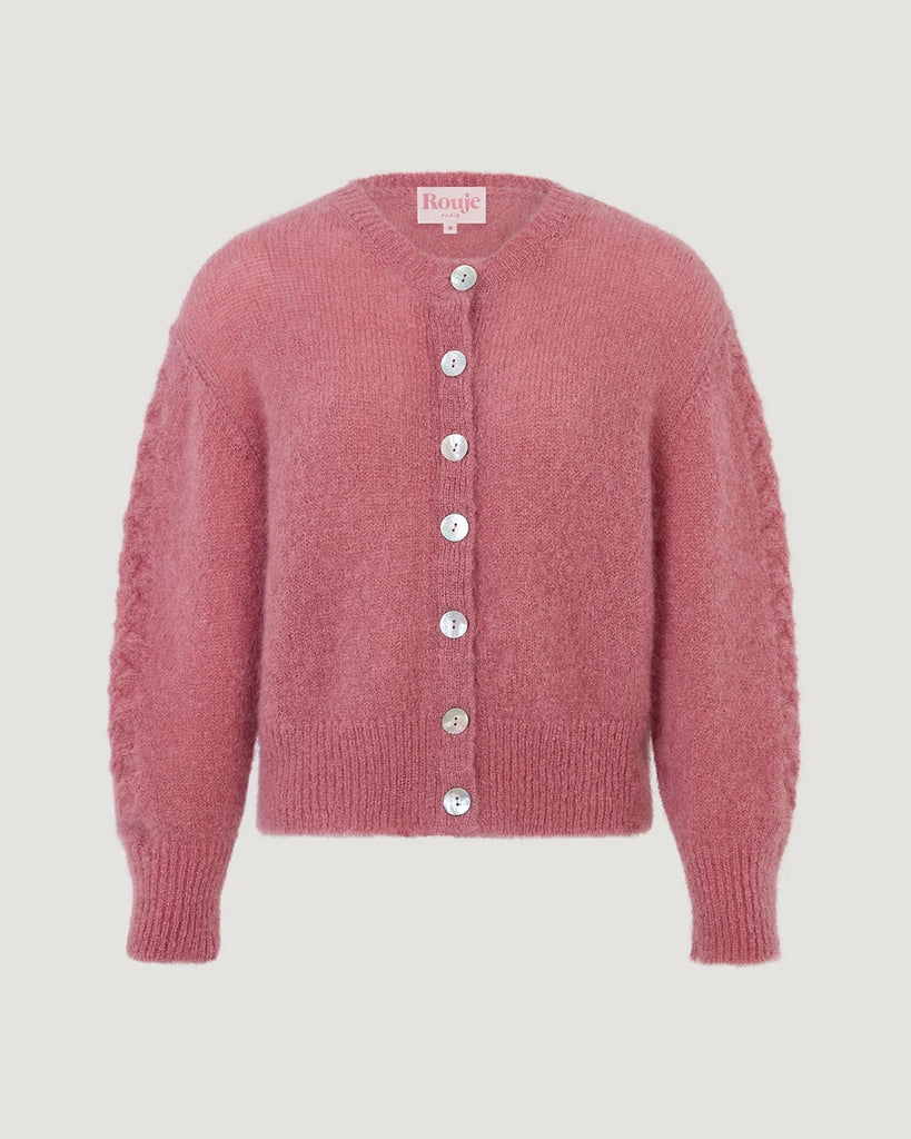 Luźny, moherowy kardigan Maina Rouje z okrągłym dekoltem i balonowymi, reglanowymi rękawami z ażurowym wzorem na bokach. Zapinany na duże guziki z masy perłowej. Posiada prosty krój. Jest wykończony ściągaczami