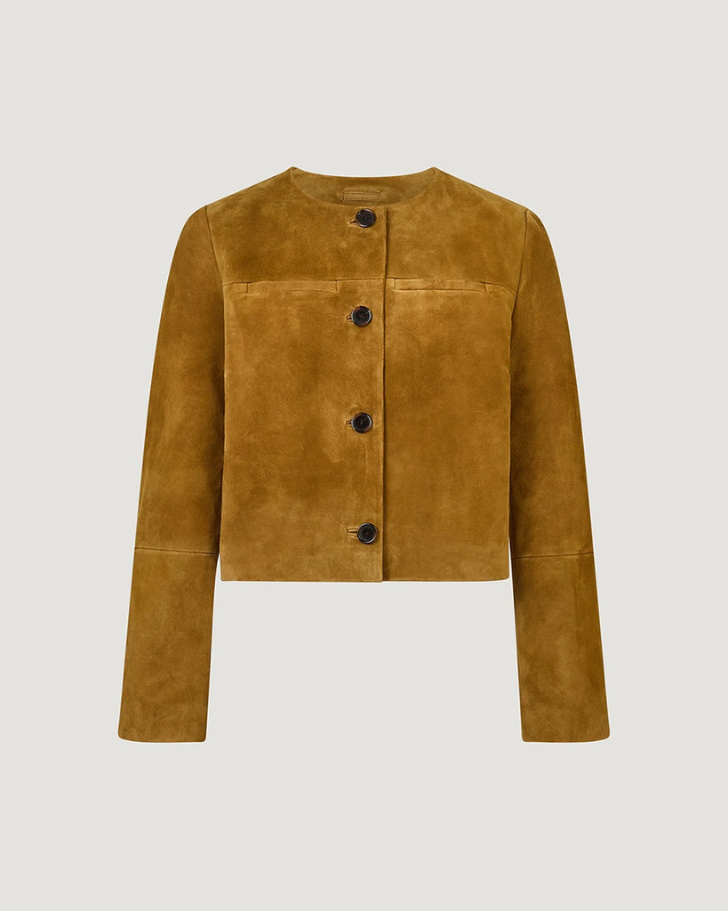 Krótka, zamszowa kurtka o pudełkowym fasonie Milo Rouje z okrągłym dekoltem. Zapinana na duże, szylkretowe guziki. Posiada dwie kieszenie nad piersiami.