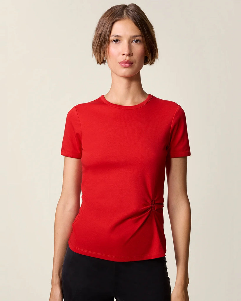 Czerwony, bawełniany t-shirt Nemi Rouje z okrągłym dekoltem i wąskim, krótkim rękawem. Po lewej stronie, w talii posiada ciekawe marszczenie i haftowaną literę R.