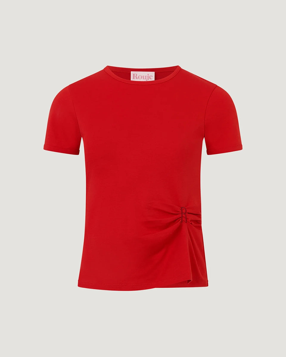 Czerwony, bawełniany t-shirt Nemi Rouje z okrągłym dekoltem i wąskim, krótkim rękawem. Po lewej stronie, w talii posiada ciekawe marszczenie i haftowaną literę R.