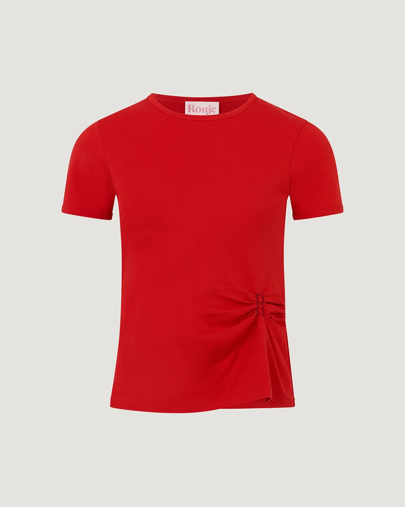 Czerwony, bawełniany t-shirt Nemi Rouje z okrągłym dekoltem i wąskim, krótkim rękawem. Po lewej stronie, w talii posiada ciekawe marszczenie i haftowaną literę R.