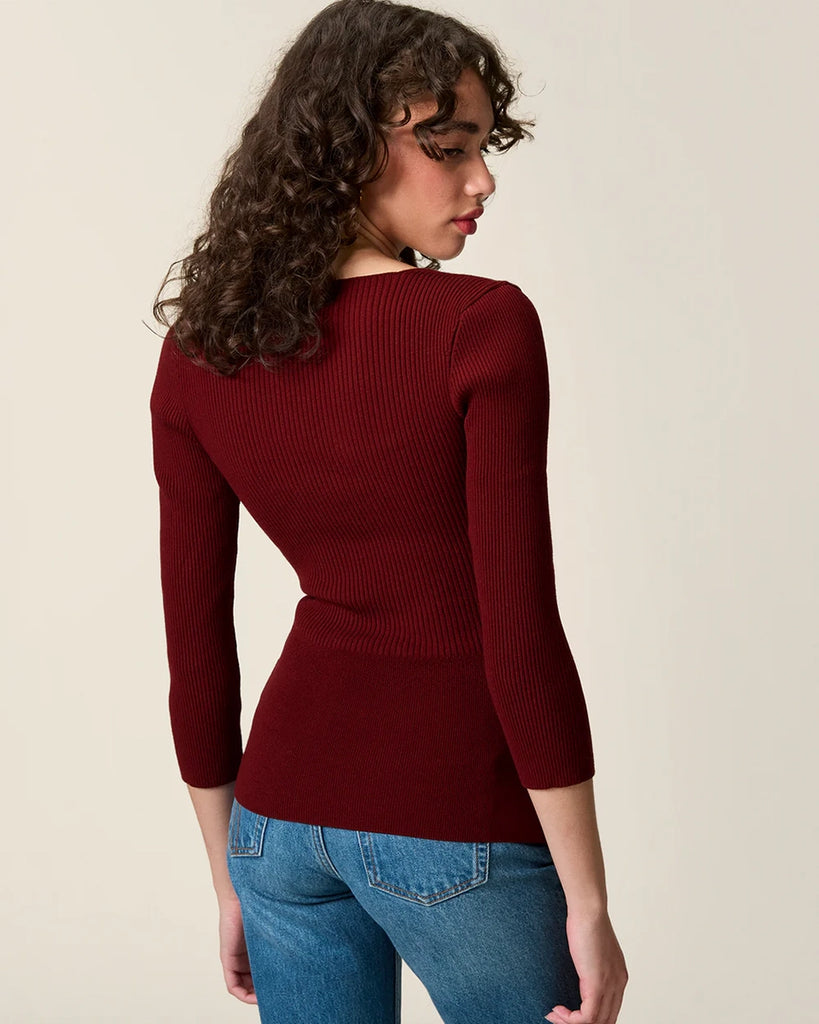 Dzianinowa bluzka Nesta Rouje o dopasowanym fasonie pięknie podkreślającym sylwetkę. Posiada efektowny, sercowy dekolt z niewielką, uroczą różyczką przy piersiach oraz wąskie rękawy 3/4.