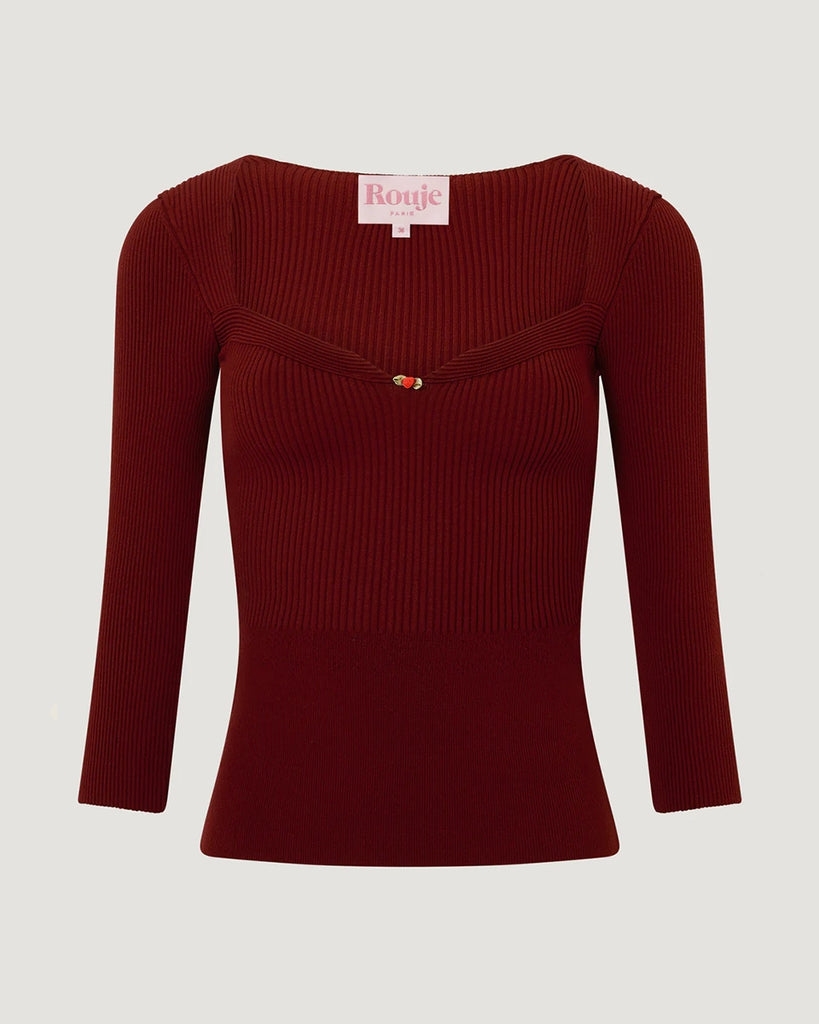 Dzianinowa bluzka Nesta Rouje o dopasowanym fasonie pięknie podkreślającym sylwetkę. Posiada efektowny, sercowy dekolt z niewielką, uroczą różyczką przy piersiach oraz wąskie rękawy 3/4.