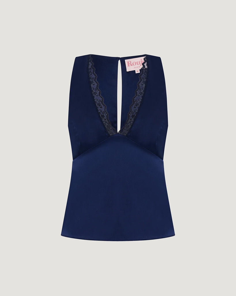 Elegancki, satynowy top na szerokich ramiączkach Opal Rouje z głębokim, trójkątnym dekoltem obszytym zmysłową koronką. Odcięta pod biustem. Z tyłu, przy szyi zapinana na guzik. Na plecach posiada niewielkie rozcięcie i zapięcie na zamek błyskawiczny. Wykonana ze śliskiej tkaniny z jedwabiem.