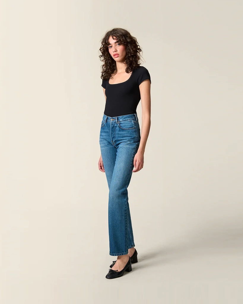 Dopasowany, czarny t-shirt Siam Rouje z głębokim okrągłym dekoltem i krótkim rękawem. Wykończony delikatną koronką. Wykonany z lekko elastycznej, bawełnianej tkaniny o prążkowanej fakturze. 