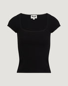 Dopasowany, czarny t-shirt Siam Rouje z głębokim okrągłym dekoltem i krótkim rękawem. Wykończony delikatną koronką. Wykonany z lekko elastycznej, bawełnianej tkaniny o prążkowanej fakturze. 