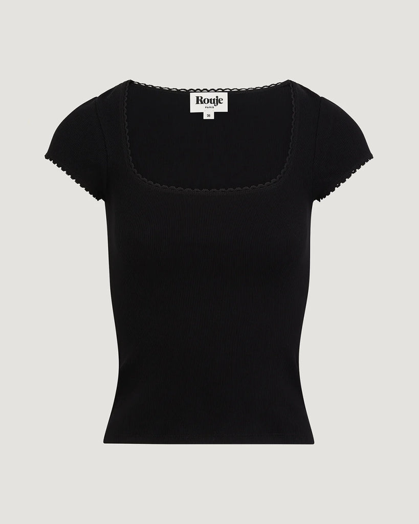 Dopasowany, czarny t-shirt Siam Rouje z głębokim okrągłym dekoltem i krótkim rękawem. Wykończony delikatną koronką. Wykonany z lekko elastycznej, bawełnianej tkaniny o prążkowanej fakturze. 