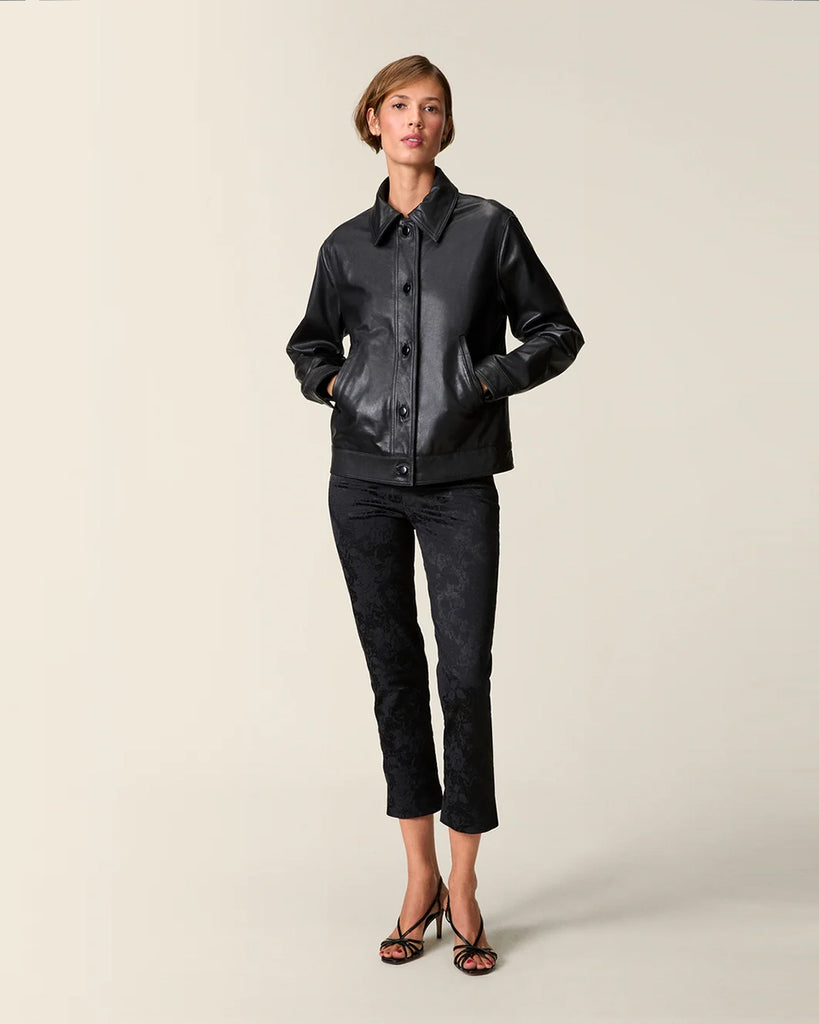 Czarna, krótka kurtka skórzana Stan Rouje o prostym kroju. Posiada kołnierzyk i dwie, boczne kieszenie. Z przodu i przy mankietach rękawów zapinana na guziki. Kurtka ma podszewkę we wzór w grochy.