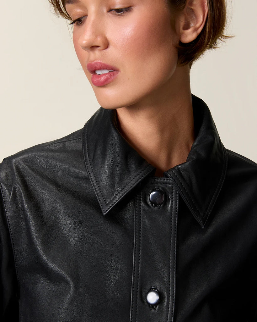 Czarna, krótka kurtka skórzana Stan Rouje o prostym kroju. Posiada kołnierzyk i dwie, boczne kieszenie. Z przodu i przy mankietach rękawów zapinana na guziki. Kurtka ma podszewkę we wzór w grochy.